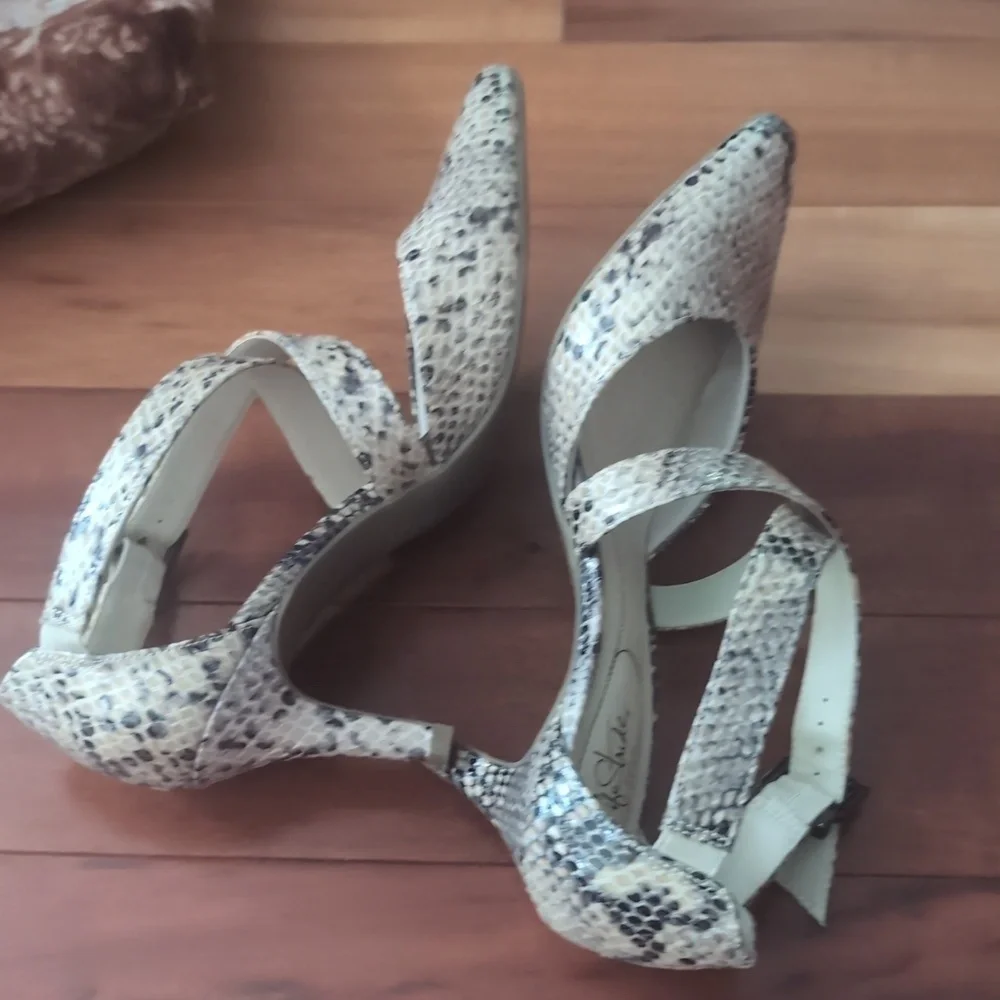 Life Stride Tan Heels with Snakeskin Pattern Size 8.5